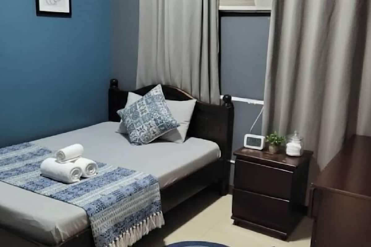 Roupas de cama premium, escrivaninha, Wi-Fi de cortesia, roupa de cama