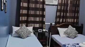 高級寝具、デスク、WiFi (無料)、ベッドシーツ