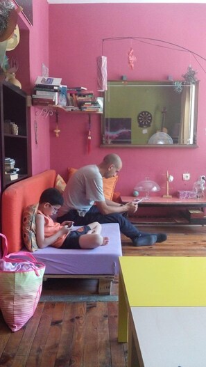 Lobby sitting area - Shantihome Hostel (Izmir)