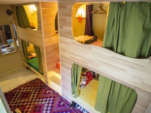 Slaapzaal, gemengd, niet-roken, gemeenschappelijke badkamer | Een bureau, een laptopwerkplek, een strijkplank/strijkijzer, gratis wifi