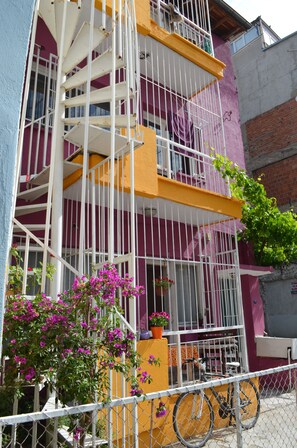 Front of property - Shantihome Hostel (Izmir)