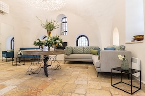 Coin salon dans le hall