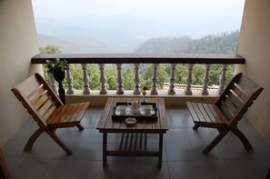 Balcony - Tree of Life Grand Oak Manor, Binsar Wildlife Sanctuary (Almora)