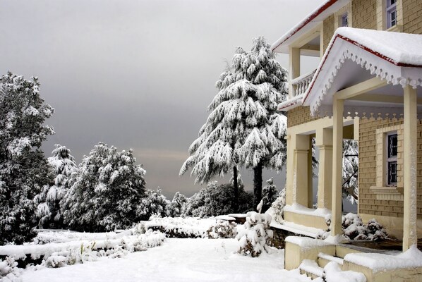 Front of property - Tree of Life Grand Oak Manor, Binsar Wildlife Sanctuary (Almora)