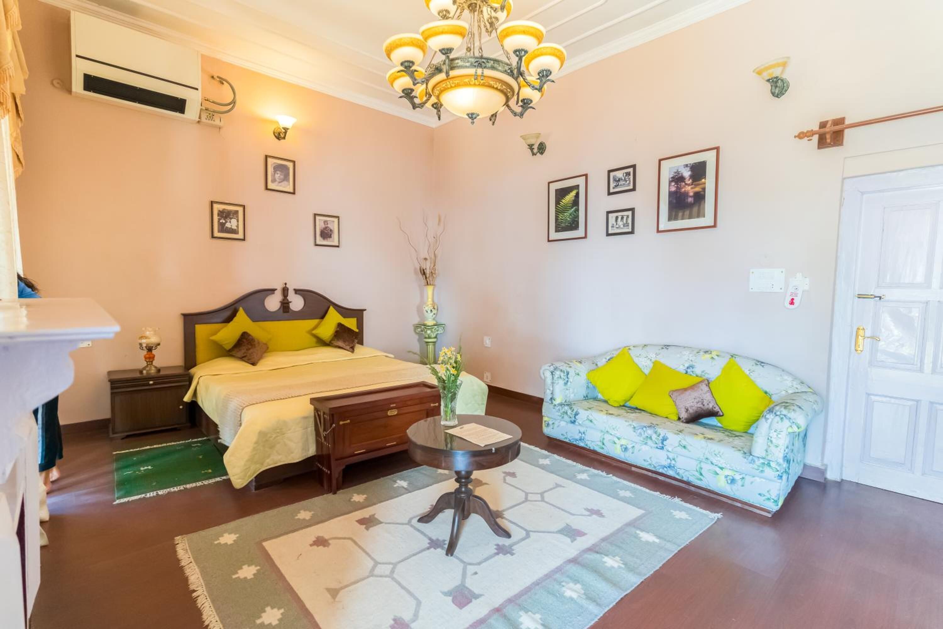 Premium Room | Minibar, in-room safe, desk, iron/ironing board