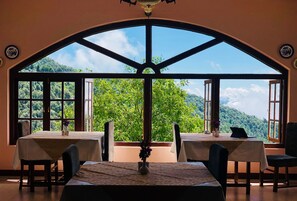 International cuisine - Tree of Life Grand Oak Manor, Binsar Wildlife Sanctuary (Almora)