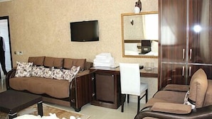 Habitación triple estándar | Área de sala de estar