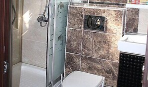 Suihku, ilmaiset hygieniatuotteet, hiustenkuivaaja, tohvelit