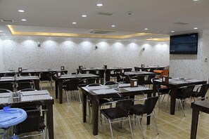 朝食 (ビュッフェ)、毎日提供 (無料)