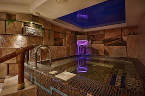 Kolam renang indoor