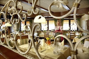 Café da manhã, almoço e jantar; culinária regional