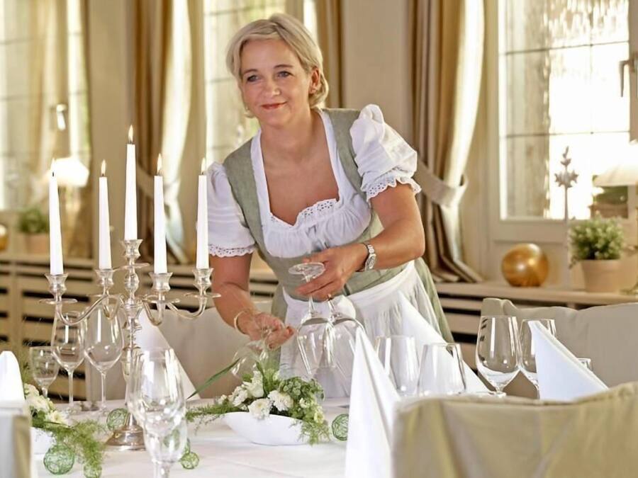 Der serveres morgenmad, frokost, aftensmad og regionale retter