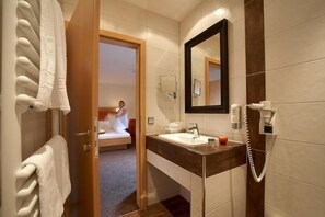 Shower, free toiletries, hair dryer, towels - Landgasthof Zum Lamm (Bahlingen)