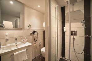 Regadera, amenidades de baño gratuitas, secadora de cabello, toallas