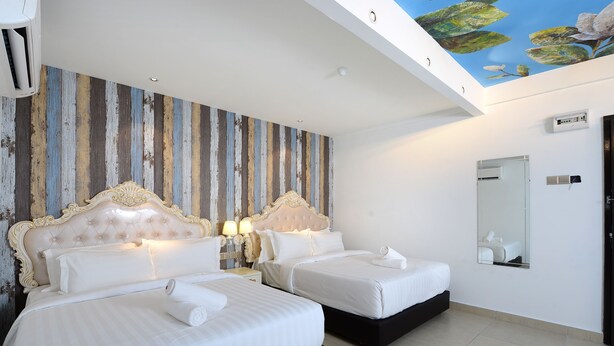 A hotel room with two beds, a mural on the ceiling, and a large mirror on the wall. - Hotel de Art USJ 21 (Subang Jaya)