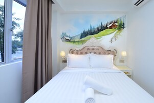 Art Queen Deluxe | Desk, soundproofing, WiFi (free), bed sheets