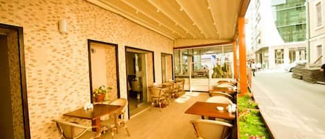 Petit déjeuner et déjeuner servis sur place, spécialités Cuisine turque