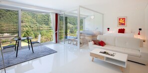 Room (L 201 	) | Living area | Flat-screen TV