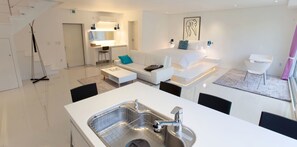 Chambre (V 302) | Cuisinette privée | Réfrigérateur, four à micro-ondes, surface de cuisson