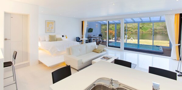 Room (S 102) | Living area | Flat-screen TV