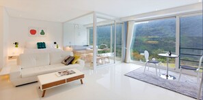 Room (L 202) | Living area | Flat-screen TV