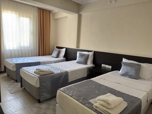 เบสิกอพาร์ทเมนท์, ระเบียง, วิวสระว่ายน้ำ | 1 ห้องนอน, โต๊ะทำงาน, ห้องเก็บเสียง, เตารีด/โต๊ะรีดผ้า
