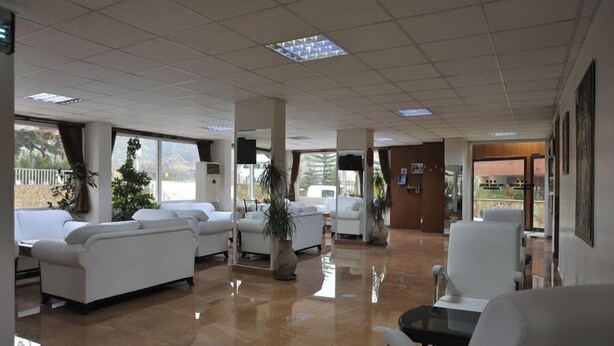 Lobby sitting area - Defne Prenses Hotel (Antakya)