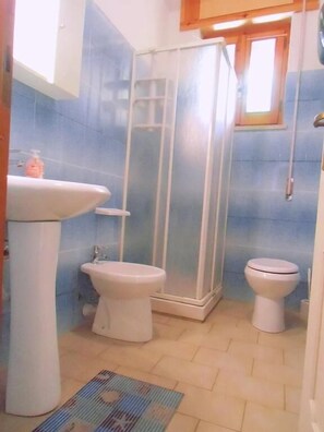 Shower, bidet, towels