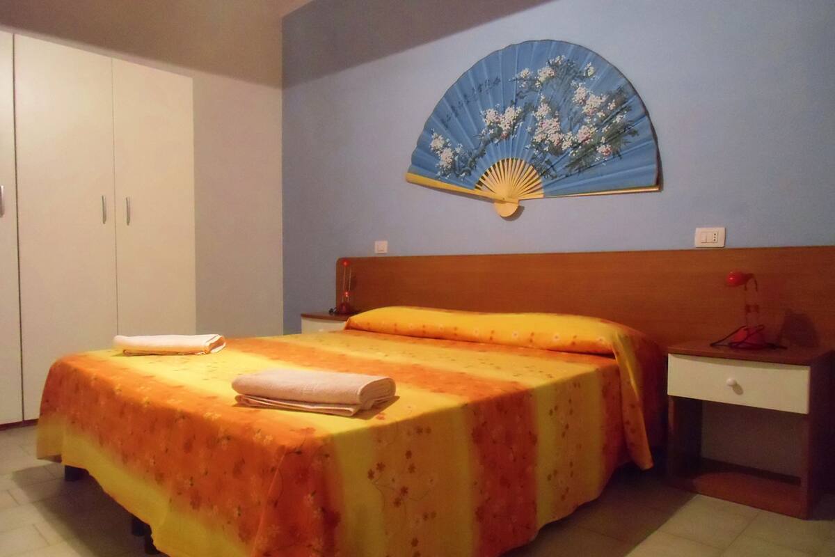 Cots/infant beds, bed sheets