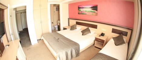 Standaard kamer | Een kluis op de kamer, een bureau, een strijkplank/strijkijzer