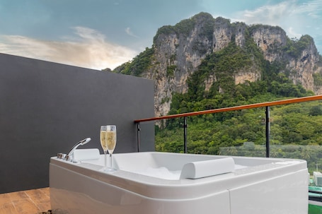 Family Roof Top Jacuzzi | In-room safe, desk, blackout drapes, soundproofing. Panan Krabi Resort