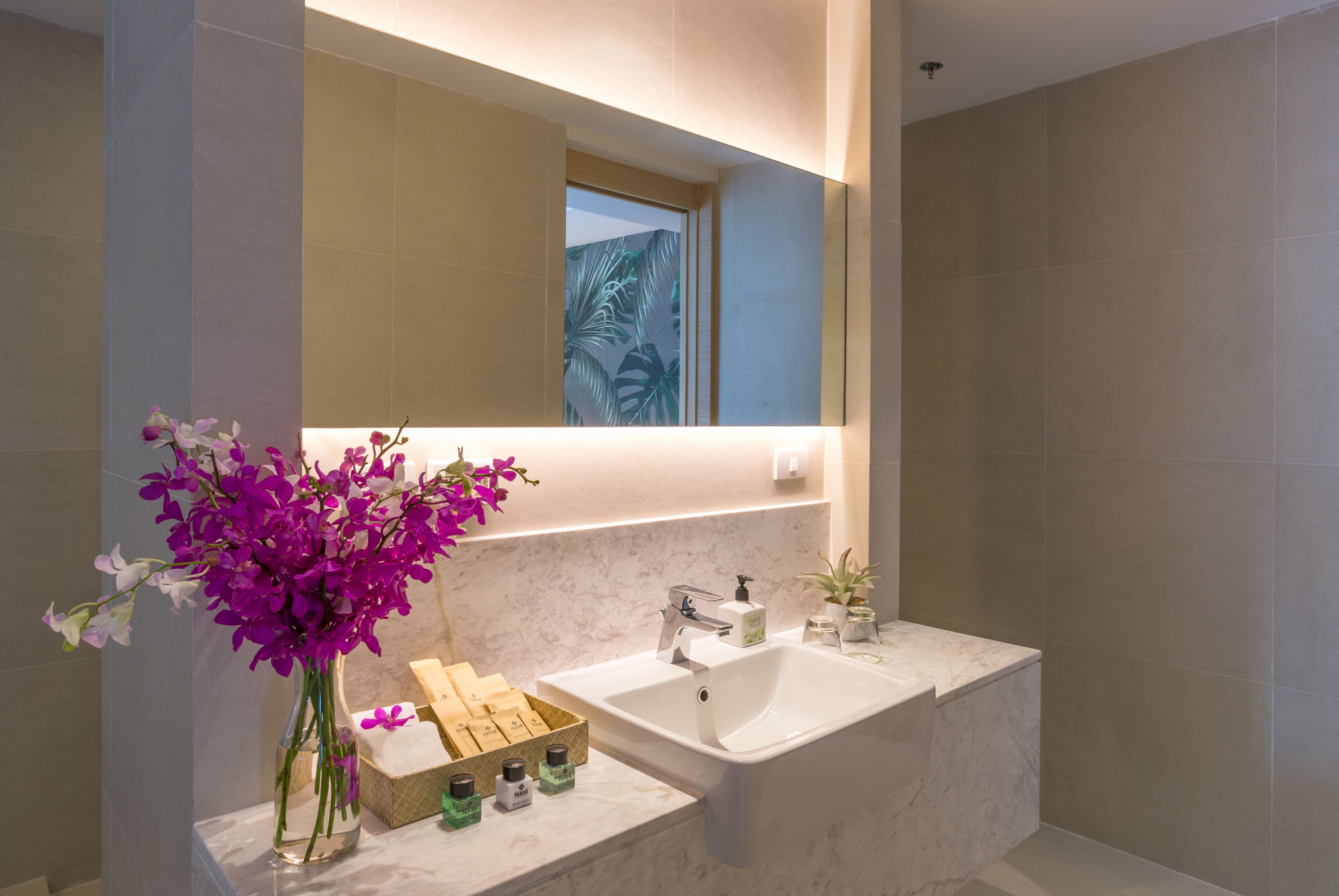 deluxe premier pool view | bathroom sink