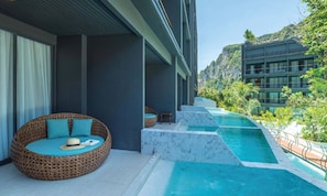 Deluxe pool View with Private Outdoor Whirlpool | Vue de la chambre