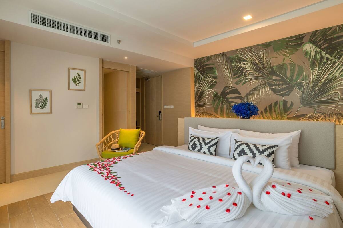 In-room safe, desk, blackout drapes, soundproofing