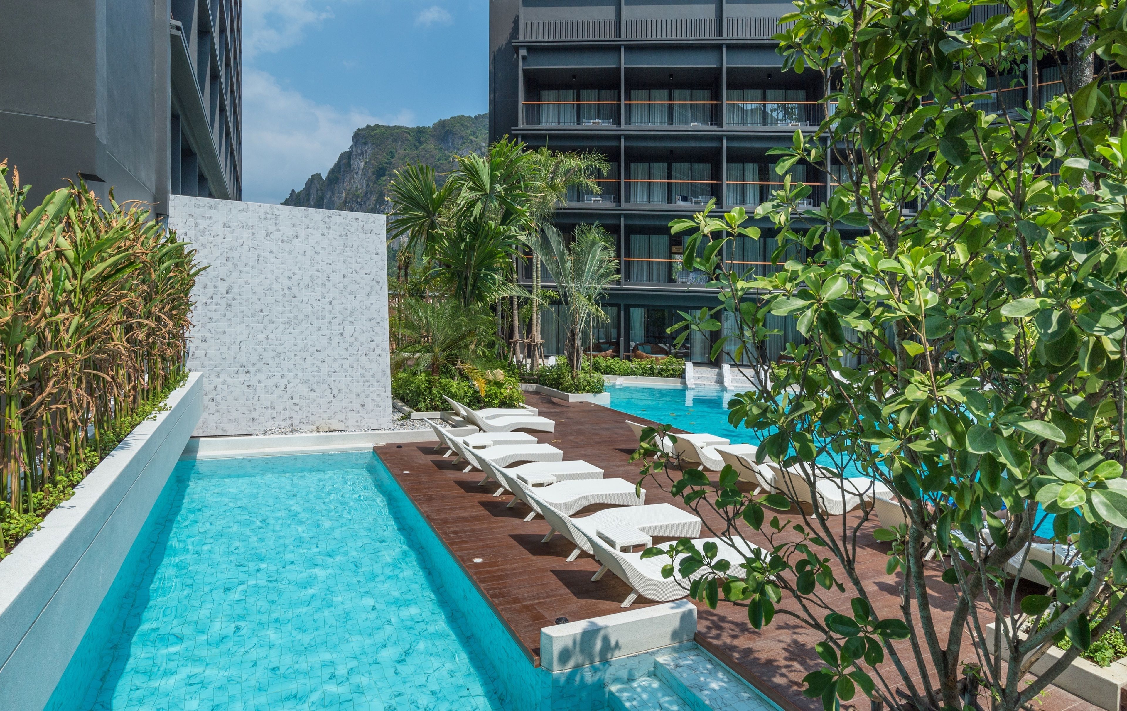 2 個室外泳池；07:00 至 21:00 開放；泳池傘、躺椅