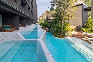 Deluxe pool View with Private Outdoor Whirlpool | Een kluis op de kamer, een bureau, verduisterende gordijnen