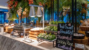 A buffet with various food items and a sign indicating Thai sweet breakfast and steamed sticky rice dessert. - Panan Krabi Resort (Krabi)
