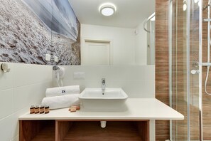 Regadera, amenidades de baño gratuitas, secadora de cabello, toallas 