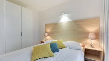 Estudio Confort, 1 cama matrimonial y sofá cama | Tabla de planchar con plancha, cunas, wifi gratis y ropa de cama