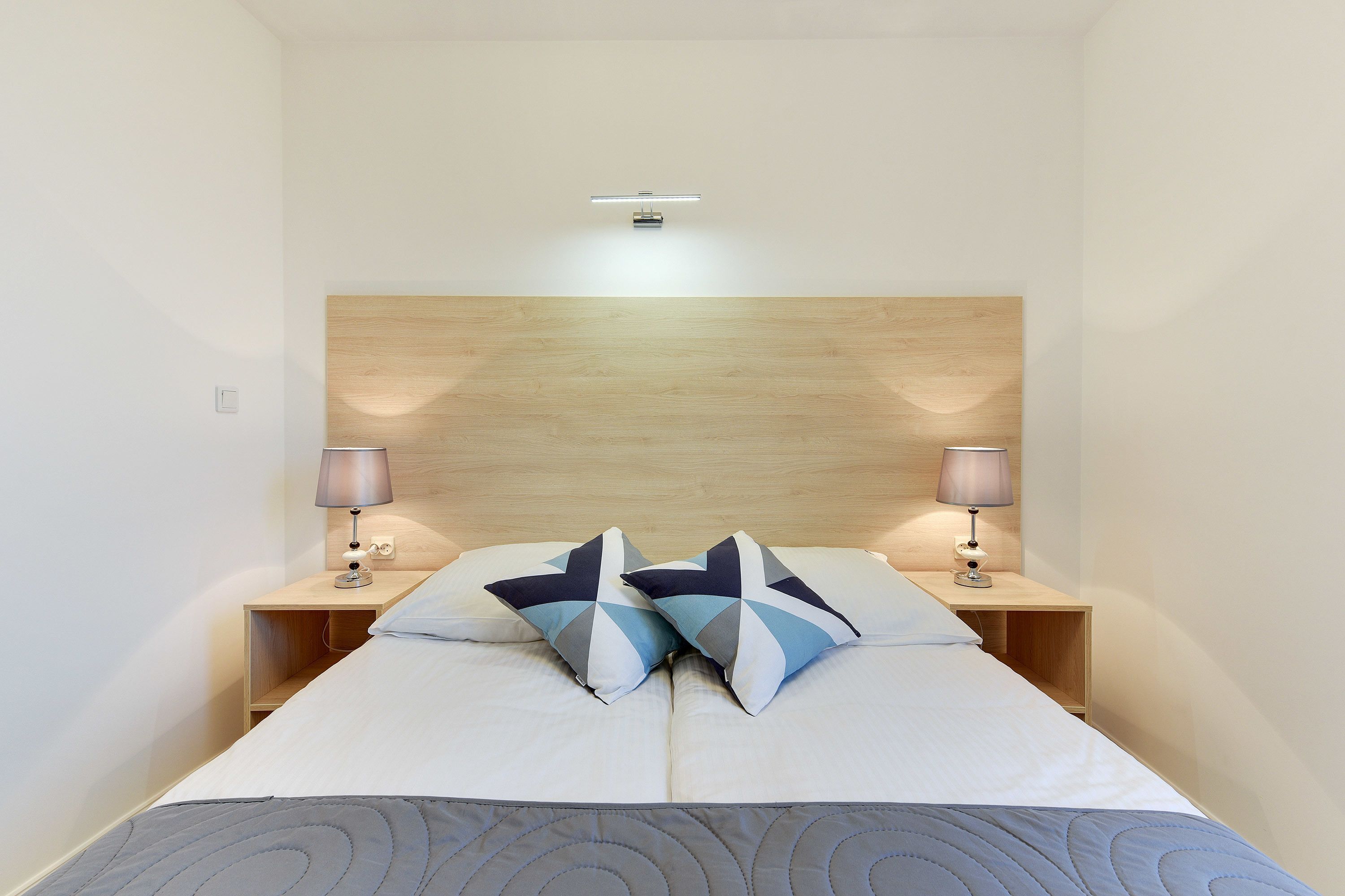 Een strijkplank/strijkijzer, babybedden, gratis wifi, beddengoed