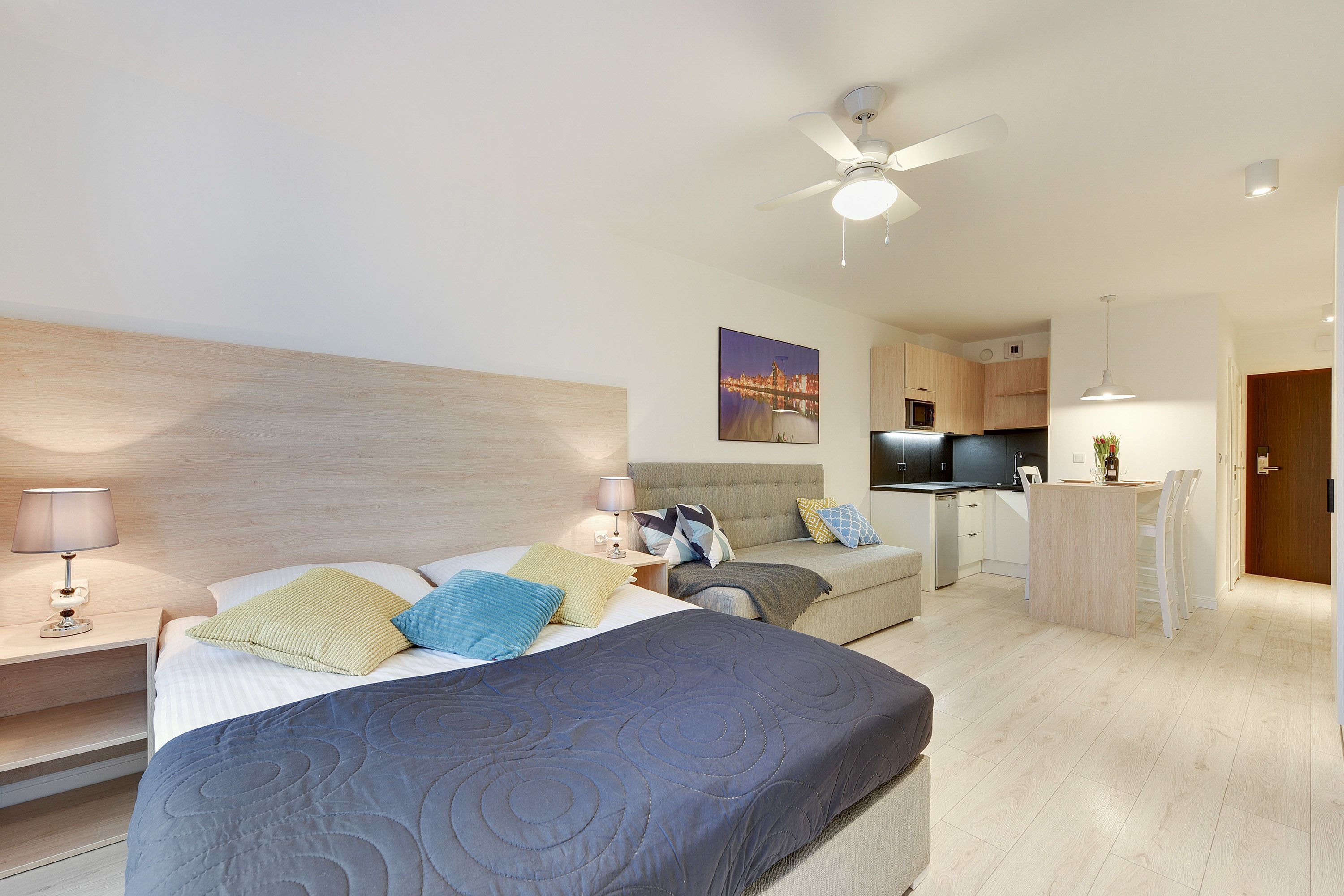 Een strijkplank/strijkijzer, babybedden, gratis wifi, beddengoed
