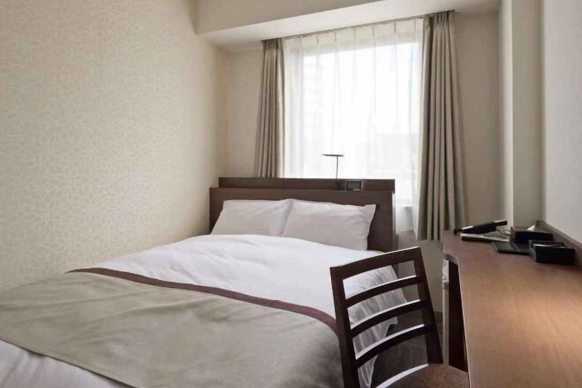 Daunenbettdecken, Schreibtisch, laptopgeeigneter Arbeitsplatz