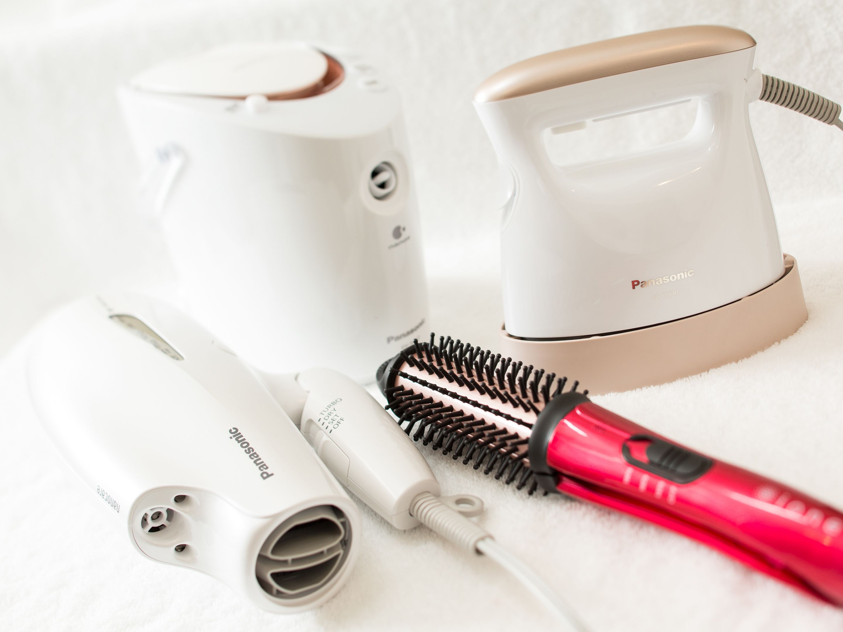 combined shower/bathtub, free toiletries, hair dryer, slippers