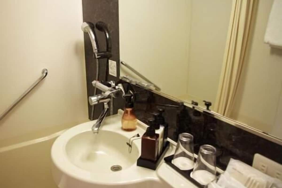 Salle de bain | Ensemble douche/baignoire, articles de toilette gratuits, sèche-cheveux