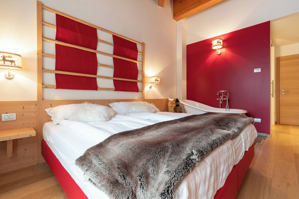 Deluxe Double Room, Balcony | 1 bedroom, desk, soundproofing, cots/infant beds