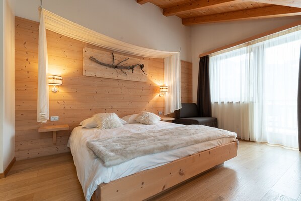 Family Room | 1 bedroom, desk, soundproofing, cots/infant beds