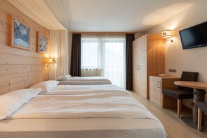 1 bedroom, desk, soundproofing, cots/infant beds