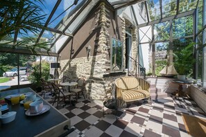 Tägliches inbegriffenes Frühstücksbuffet