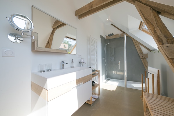 Kamar Double Romantis, 1 Tempat Tidur King | Seprai premium dan didekorasi berbeda-beda