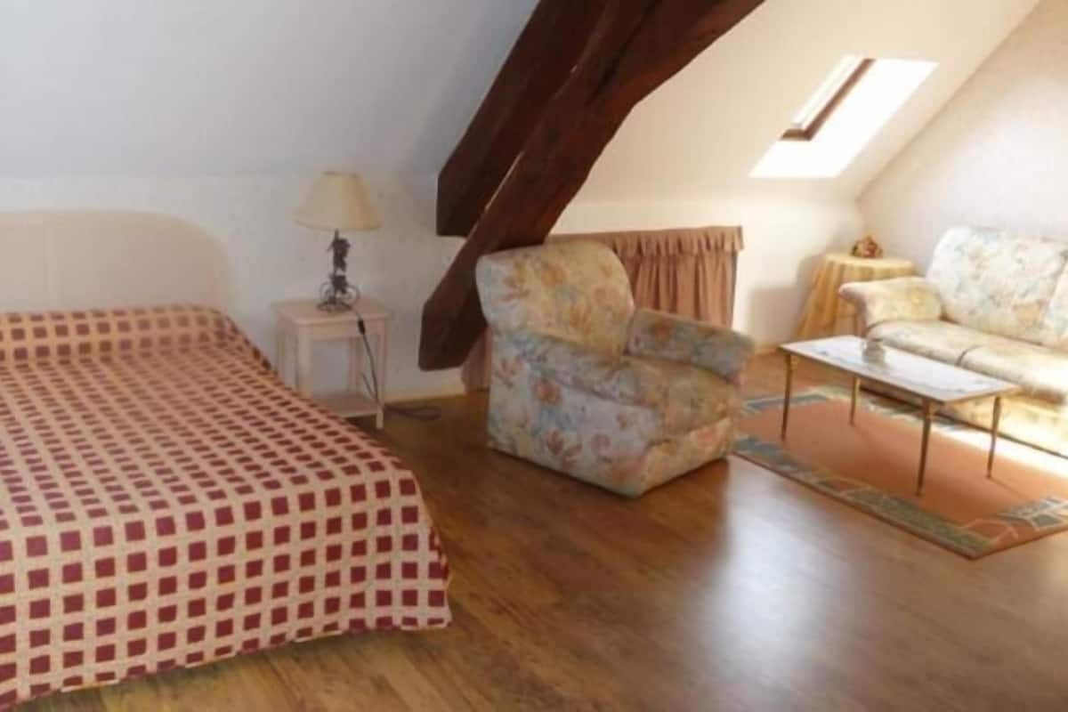 desk, cots/infant beds, rollaway beds, free wifi